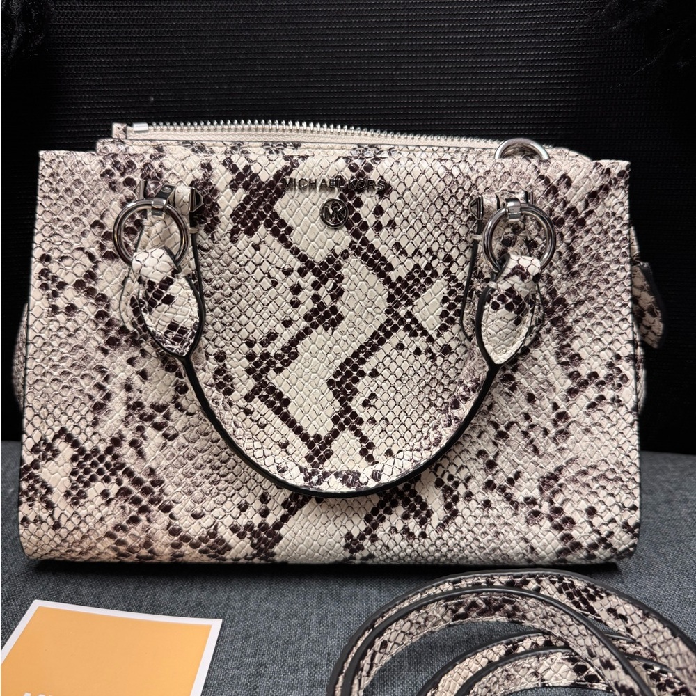 Adorable Michael Kors small satchel/crossbody - Picture 2 of 7